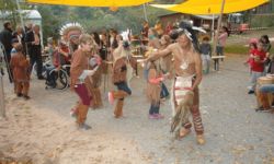 Indianer Tanzen. Darum steht Publikum