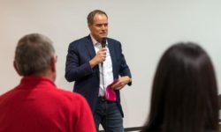 Der Oberbürgermeister spricht ins Mikrofon