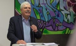 Person am Stehpult mit Mikrofon